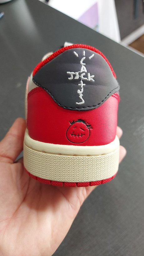 کتونی نایکی ایرجردن ۱ (Air Jordan 1) طرح تراویس اسکات