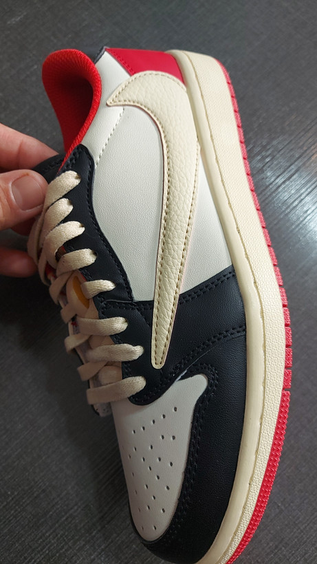 کتونی نایکی ایرجردن ۱ (Air Jordan 1) طرح تراویس اسکات