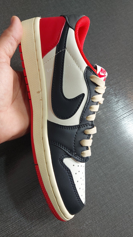کتونی نایکی ایرجردن ۱ (Air Jordan 1) طرح تراویس اسکات